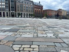 En veileder for offentlige anskaffelser av naturstein vil gjøre det enklere å stille riktige krav til bærekraft, kvalitet og dokumentasjon, og dermed gjøre det enklere å velge norsk stein. Mosaikken av naturstein på Johan Nygaardsvolds plass i Oslo består av resirkulert stein fra hele Norge. Foto: Ida Rambæk/SINTEF