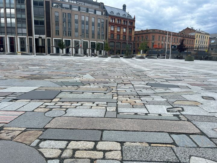 En veileder for offentlige anskaffelser av naturstein vil gjøre det enklere å stille riktige krav til bærekraft, kvalitet og dokumentasjon, og dermed gjøre det enklere å velge norsk stein. Mosaikken av naturstein på Johan Nygaardsvolds plass i Oslo består av resirkulert stein fra hele Norge. Foto: Ida Rambæk/SINTEF