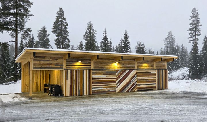 Valdres Kommunale Renovasjon sitt nye mottaksbygg viser hvordan trevirke fra avfallsstrømmer kan få nytt liv gjennom produksjon av returbaserte massivtreelementer. Foto: Norsk Massivtre