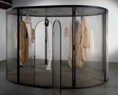 Louise Bourgeois, Peaux de lapins, chiffons ferrailes à vendre, 2006. Collection The Easton Foundation, New York © The Easton Foundation/VAGA at ARS/BONO, Oslo 2026. Foto: Christopher Burke