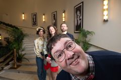 KLINKER TIL: Kristoffer Olsen (foran) får en av hovedrollene når Nationaltheatret setter opp Den spanske flue. Bak skimtes Klinke-klanen (f. v.): Paula Klinke (Seda Witt), Emma Klinke (Stine Fevik) og Ludwig Klinke (Jan Gunnar Røise).