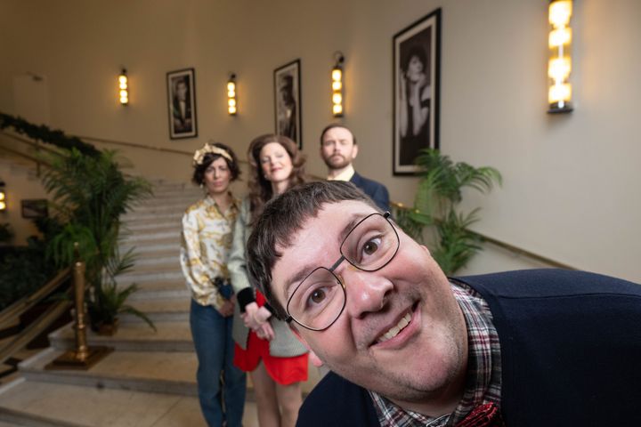 KLINKER TIL: Kristoffer Olsen (foran) får en av hovedrollene når Nationaltheatret setter opp Den spanske flue. Bak skimtes Klinke-klanen (f. v.): Paula Klinke (Seda Witt), Emma Klinke (Stine Fevik) og Ludwig Klinke (Jan Gunnar Røise).