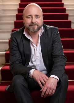 MORSOM OG RELEVANT: Teatersjef på Nationaltheatret, Kristian Seltun, tror nyutgaven av Den spanske flue kommer til å bli en fest.