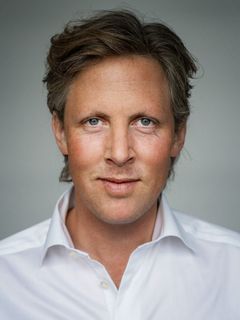 ET SKUP: Teatersjef Mads Bones er stolt over et Nye Hjorten Teater har fått rettighetene til å lage en ny, hjertevarm versjon av Ingvar Ambjørnsens unike fortelling om Elling og Kjell Bjarne.