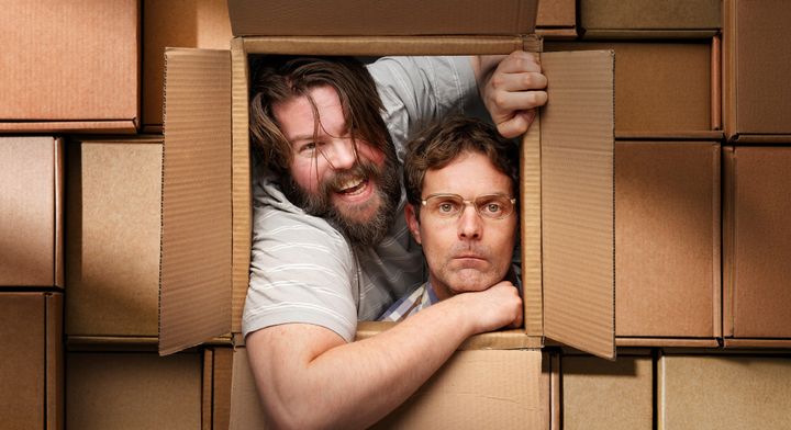 BRØDRE I BLODET: Det blir både leven og liv når evig bekymrede Elling (Olve Løseth) flytter sammen med matglade og megakåte Kjell Bjarne (Emil Olafsson).