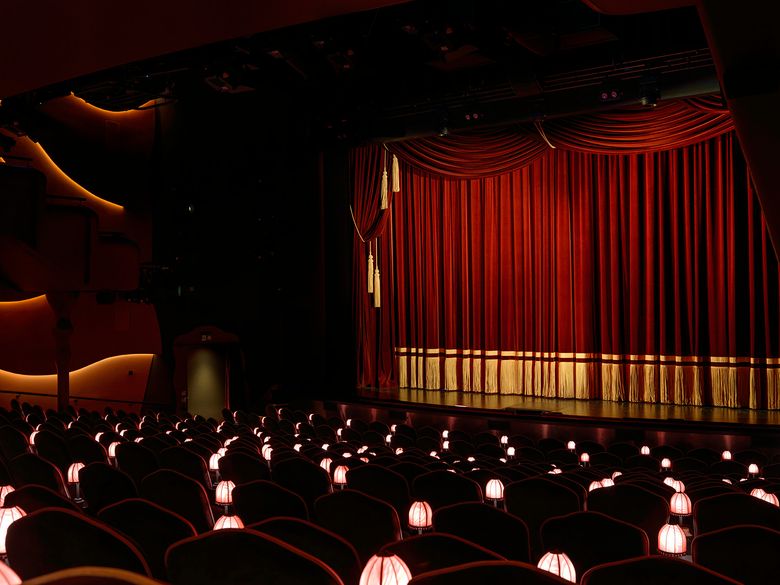 TOPP MODERNE: Hovedscenen byr på det yppperste av teknikk og utstyr, salen har plass til 607 publikummere.