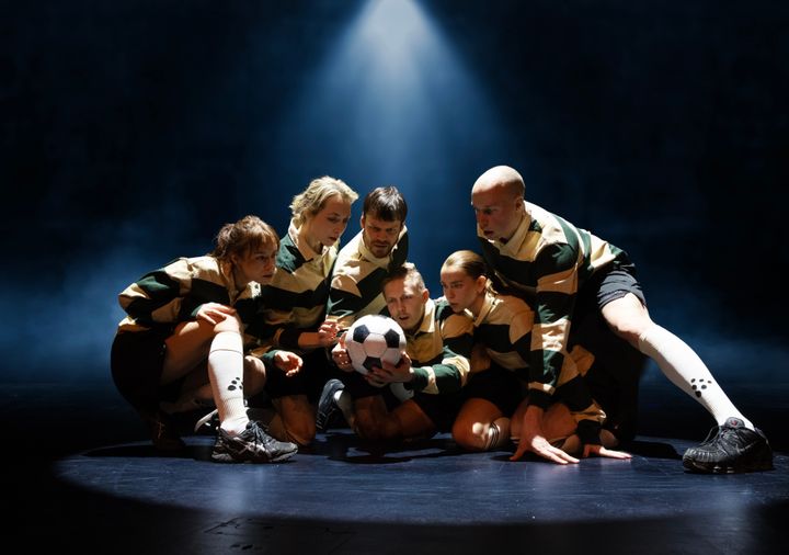 FOTBALLETT: Spillet på banen kan oppleves som en dans, og dansen på scenen kan oppleves som et spill.