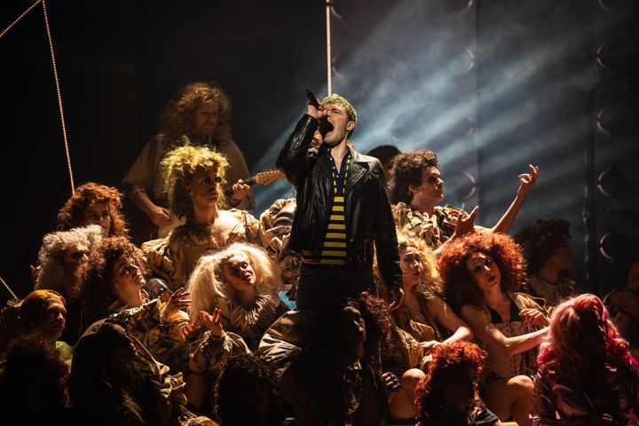 TRAFF TONEN: We Will Rock You har trukket folk i hopetall til Nye Hjorten Teater. Her ser vi Galileo Figaro (Knut Kippersund) synge sin rapsodi, omgitt av bohemene.