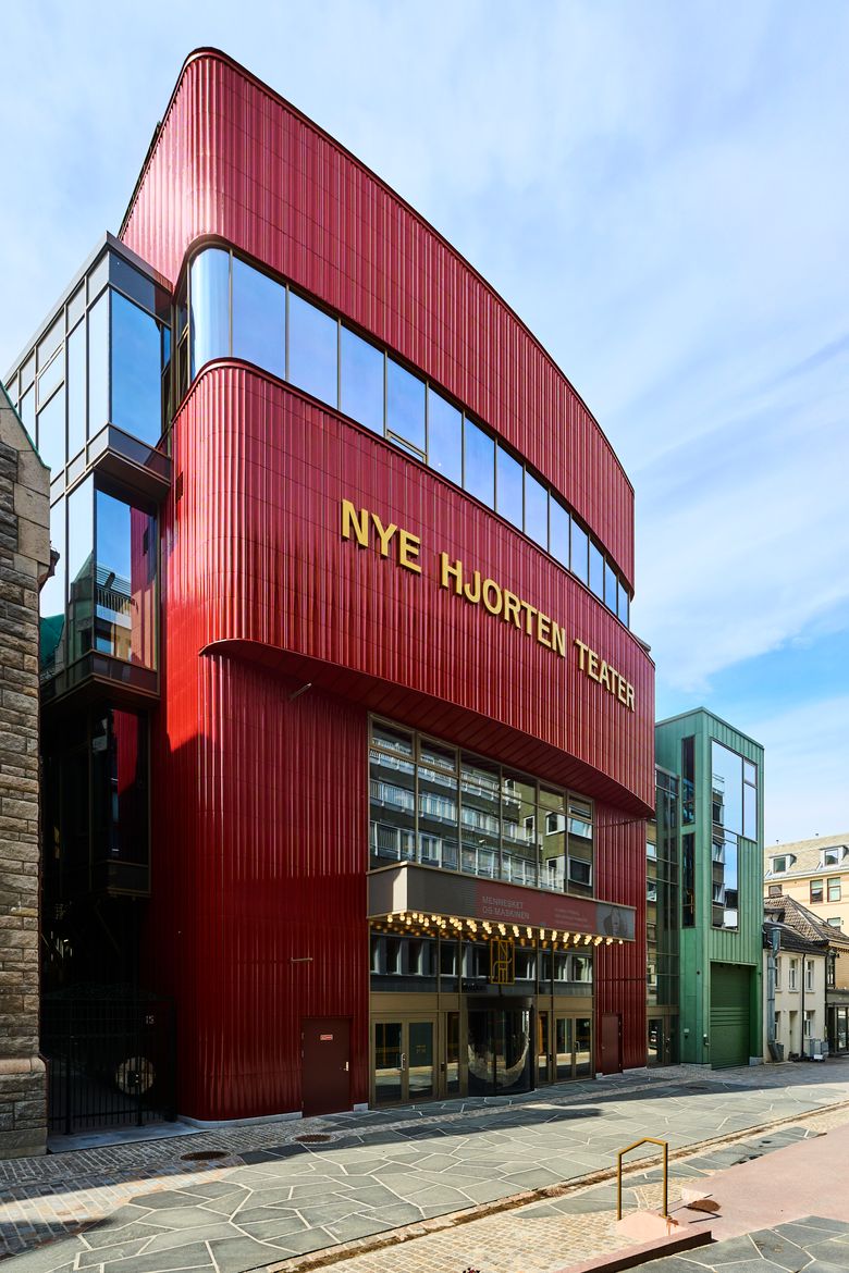 HVERDAGSFEST: Lørdag hele uka er mottoet til Nye Hjorten Teater. Foto: Nye Hjorten Teater