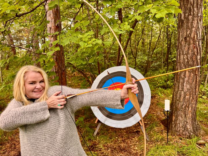 AMMA MIA: Både buen og Mia Gundersen er spent. I mars neste år er hun klar for rollen som ammen i «Robin Hood – Rai RAi i Sherwoodskogen» på Nye Hjorten Teater.