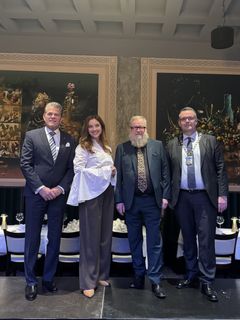 Arild Sjødin, administrerende direktør ved Britannia Hotel, Ingrid Lunnan, direktør ved Trondheim kunstmuseum, Håkon Gullvåg og Kent Ranum, ordfører i Trondheim.