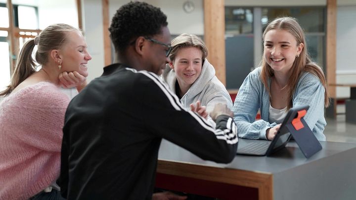 Hvor gode er lærerne blitt til å undervise i folkehelse, demokrati og bærekraft siden temaene ble pensum i 2020? Hvilken samfunnsrolle skal skolen – vår siste fellesarena – ta for å hjelpe unge til å mestre samfunnet de lever i? Ny studie gir svar. Foto: Shane Colvin / UiO