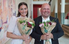 Vinnere av Jonasprisen 2024: Filmskaper Ragnhild Nøst Bergem og Ola Henningsen fra dokumentaren Ola – en helt vanlig uvanlig fyr. Foto: Shane Colvin/UiO