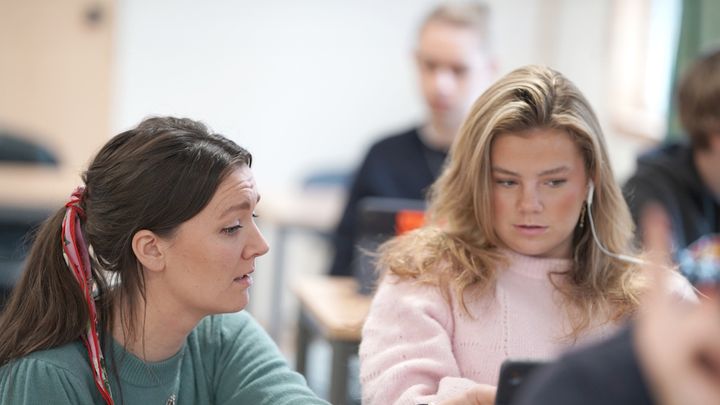 Lærer og elev i klasserommet