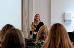 Stipendiat Anne Mari Høgetveit (UiA) tar sine første skritt foran en sal full av forskere fra hele verden.