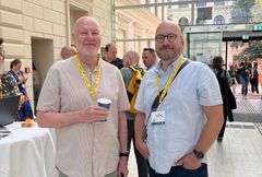 «We go way back»: Ivar Bråten med sin tidligere stipendiat, Øistein Anmarkrud, som nå selv er professor. Foto: Fredrik Solli Wandem, SpedAims.