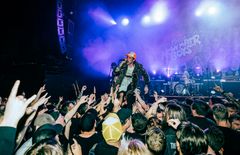 Alle fem medlemmene i The Good, The Bad & The Zugly er født i november. Låta «November Boys» tar opp et fenomen forskningen kjenner godt: Barn født sent på året møter ofte større utfordringer i skolen.