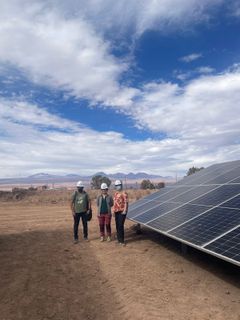 Bruk av solenergi kan redusere klimagassutslippene fra teleskopene med mellom 18 og 24 kilotonn CO2 årlig. I et energisamfunn kan det også forsyne lokalbefolkningen med fornybar energi.