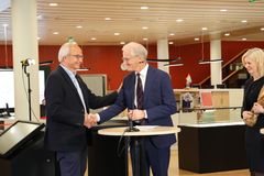Arnoldo Frigessi gratuleres av Statsminister Jonas Gahr Støre og Forsknings- og høyere utdanningsminister Sigrun Aasland