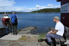 personer og sommerfugler venter på båten til Borøya