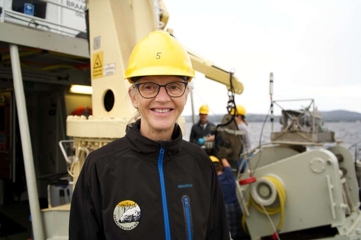 Her er Edvardsen på tokt i Oslofjorden med UiOs forskningsfartøy Trygve Braarud.