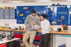 Programmet legger stor vekt på laboratoriearbeid, prototyping og praktisk utvikling av teknologi.