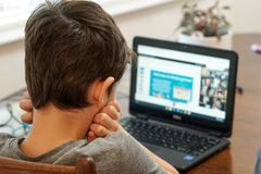 Bilde av en gutt som ser på en PC-skjerm