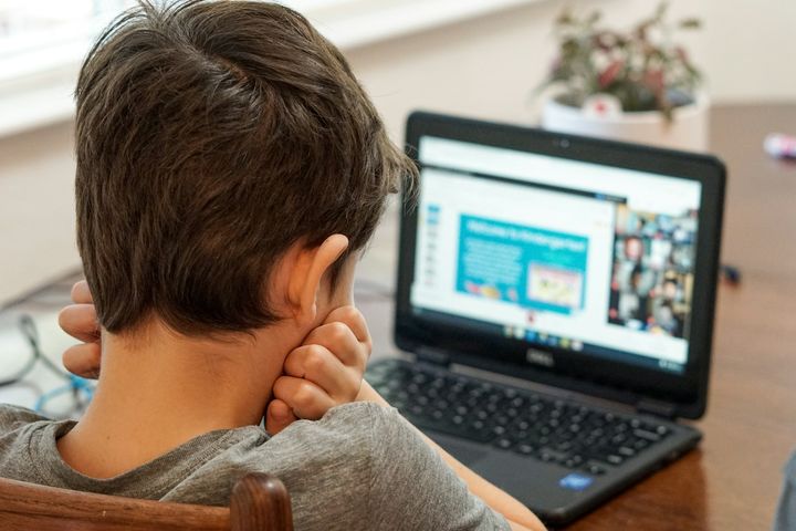 Bilde av en gutt som ser på en PC-skjerm