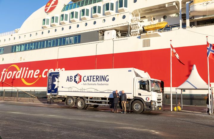 Fjord Lines skip i Hirtshals med AB Caterings nye el-varebil