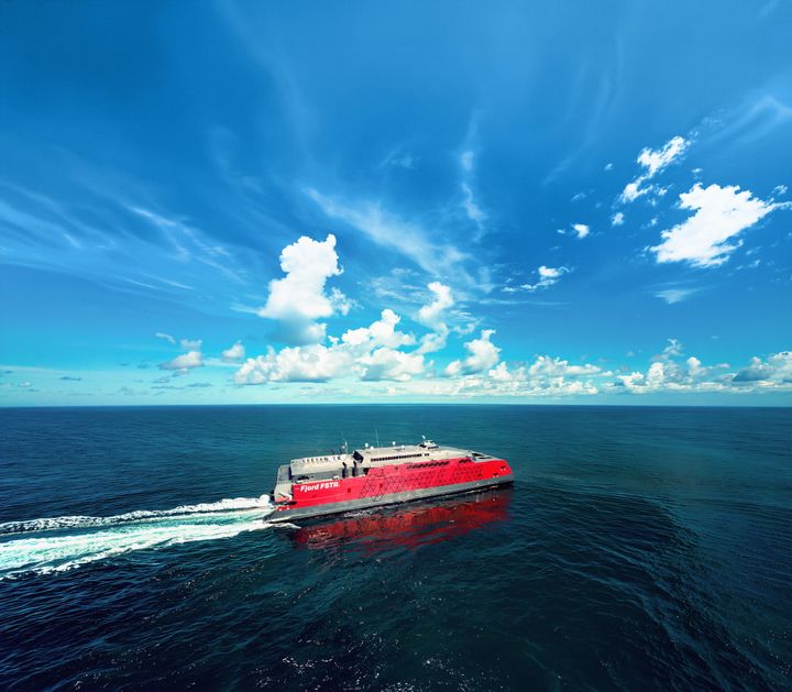 RASKESTE VEI TIL DANMARK: Med plass til opp 1200 gjester kan både du og bilen lade batteriene på vei til Danmark. Frem til høsten seiler Fjord FSTR, en av verdens raskeste og mest moderne hurtigferger, mellom Kristiansand og Hirtshals.