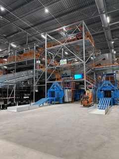 FINSORTERING: På Områ blir plastemballasjen finsortert i opptil ti ulike kvaliteter.