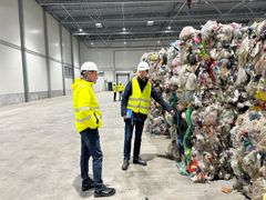 PLASTEMBALLASJE: Plastemballasjen blir samlet inn lokalt av kommuner og IKS. Tidligere ble den kjørt til Tyskland for finsortering, men nå skjer denne prosessen i Norge. Joachim N. Amland og Karl Johan Ingvaldsen ser på plastemballasjen som har kommet til Områ så langt.