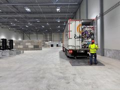 FØRSTE BIL: Her har den første leveransen med plastemballasje ankommet Områ. Bilen inneholdt 17 tonn plastemballasje fra Bærum.