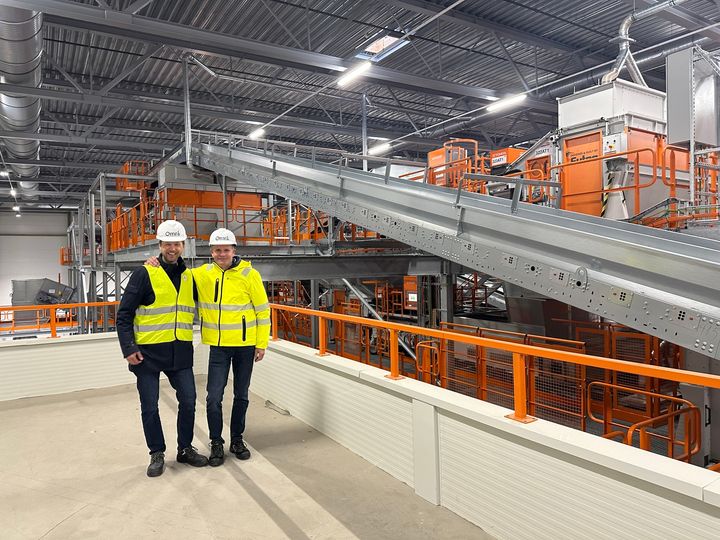 NYTT ANLEGG: Det nye finsorteringsanlegget kan håndtere all norsk husholdningsplast. Joachim N. Amland fra Tomra Feedstock (t.v.) og Karl Johan Ingvaldsen i Plastretur er strålende fornøyd med å være i gang