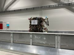FØRSTE BALL: Denne plastballen var den aller første som gikk inn i anlegget.