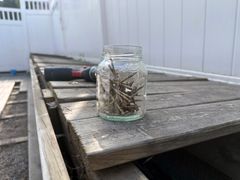 Platting med et syltetøyglass med skruer