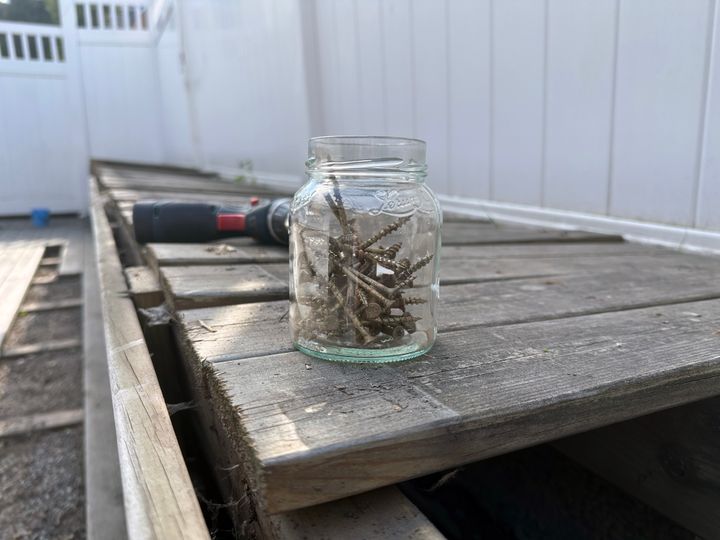 Platting med et syltetøyglass med skruer