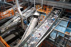 33 NIR-MASKINER: Det er flere kilometer med transportbånd som går mellom de 33 NIR-maskinene. FOTO: Perspektiv