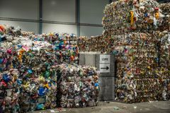 FERDIG RÅVARE: Den finsorterte plastemballasjen brukes i produksjon av resirkulert plast. Råvarene sendes videre i Norge, Norden og Europa for materialgjenvinning.