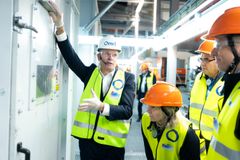 TOPPMODERNE: Administrerende direktør Karl Johan Ingvaldsen i Plastretur viste rundt på det toppmoderne anlegget. FOTO: Perspektiv