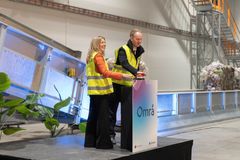 OFFISIELL ÅPNING: Statssekretær Kristoffer André Hansen i Klima- og Miljødepartementet og administrerende direktør Tove Andersen i TOMRA. FOTO: Perspektiv