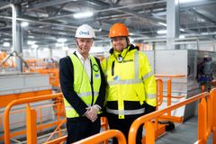 ÅPNINGEN: Daglig leder Øystein Solevåg, fikk se hvordan plastemballasjen fra Attvin blir håndtert på det nye anlegget. Her sammen med Plastretur-sjef, Karl Johan Ingvaldsen.