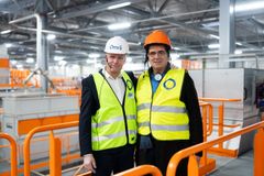 ÅPNINGEN: Daglig leder Andreas Gillund, fikk se hvordan plastemballasjen fra Vesar blir håndtert på det nye anlegget. Her sammen med Plastretur-sjef, Karl Johan Ingvaldsen.