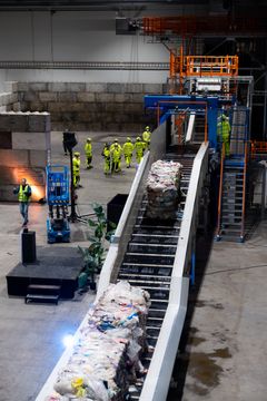 INN I ANLEGGET: Ballene med plastemballasje som kommer fra hele landet fraktes inn i anlegget.