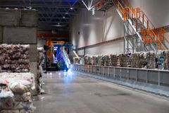 90 000 TONN: Områ kan ta i mot 90 000 tonn plastemballasje fra hele landet i året. Plasten kommer i dag kildesortert fra hver enkelt kommune og på anlegget blir plastemballasjen finsortert i ti kvaliteter. Alle feilsorteringer og ikke gjenvinnbar plast sorteres ut, og ren plastråvare sendes fra anlegget til materialgjenvinning i Norge og Europa.