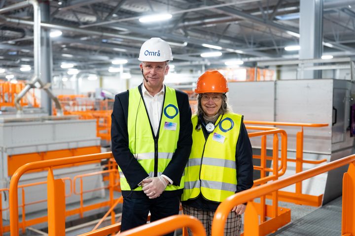 %C5PNINGEN%3A%20Administrerende%20direkt%F8r%20Grethe%20Olsbye%2C%20fikk%20se%20hvordan%20plastemballasjen%20fra%20Sirkula%20blir%20h%E5ndtert%20p%E5%20det%20nye%20anlegget.%20Her%20sammen%20med%20Plastretur-sjef%2C%20Karl%20Johan%20Ingvaldsen.