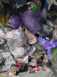 FEILSORTERINGER: Det er ofte langt mer enn bare emballasje som leveres i plastinnsamlingen. Dette må sorteres ut før plastemballasjen kan gjenvinnes til ny resirkulert råvare.