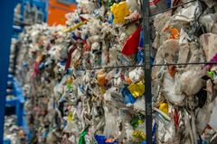 INNSAMLET PLAST: Plastemballasjen som blir samlet inn fra norske husholdninger, blir sendt til Områ i Indre Østfold for finsortering. Plasten som leveres her inneholder også feilsorteringer og ikke gjenvinnbar emballasje, som blir fjernet før plasten finsorteres etter kvalitet (som HDPE), før plasten sendes videre til materialgjenvinning.