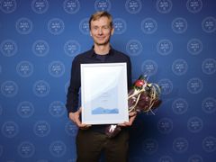 ØKT BRUK AV RESIRKULERT PLAST: Vinmonopolet og Rolf Erling Eriksen mottok prisen for økt bruk av resirkulert plast. Foto: Herman Ekendahl-Dreyer / Grønt Punkt Norge