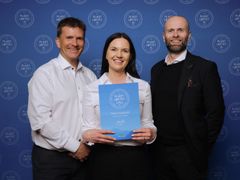 NOMINERT: Smart Supply var nominert for prisen reduksjon av unødvendig plast. Frode Bremnes, Silje Wold og Christer Busse. Foto: Herman Ekendahl-Dreyer / Grønt Punkt Norge